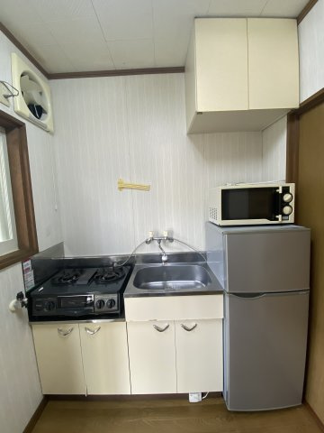 LUNA FIOREのキッチン|コンパクトなキッチンです。
2口ガスコンロ、冷蔵庫、電子レンジの無料貸し出し有。