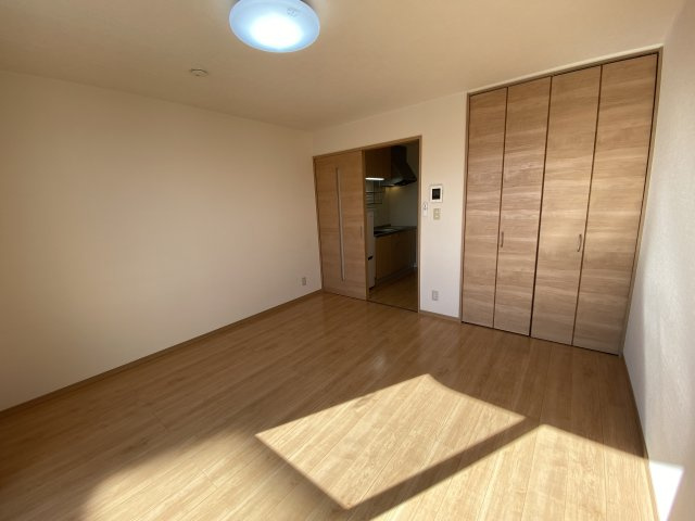 アントレの洋室|窓側からみた洋室です（別部屋につき現況優先）。