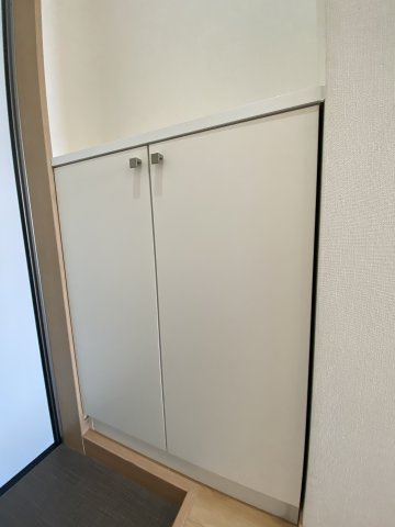 アントレの収納|玄関横にシューズクローゼットがあります。（別部屋につき現況優先）