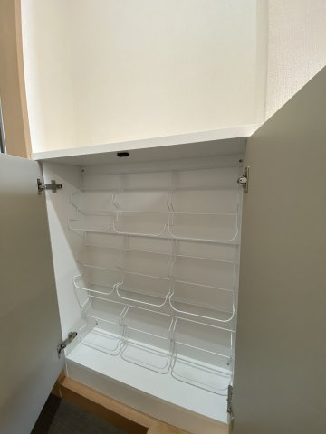 アントレの収納|シューズクローゼットは立てかけて収納できるタイプです。（別部屋につき現況優先）