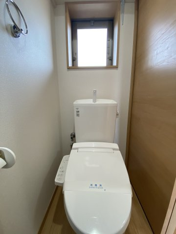 アントレのトイレ|トイレには小窓もあります（別部屋につき現況優先）。