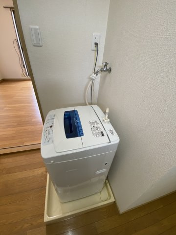 ビレッジ・ラ・フランスの設備|洋室の入り口に室内洗濯機置き場があります。（別室の写真です。現況優先）