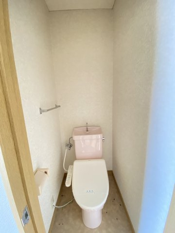 ビレッジ・ラ・フランスのトイレ|ウォッシュレット付きトイレです。（別室の写真です。現況優先）