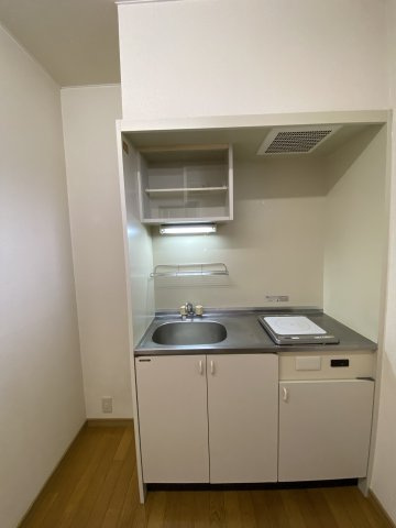 ビレッジ・ラ・フランスのキッチン|コンパクトなミニキッチンにはIH１口コンロがついています。（写真は別室につき現況優先）