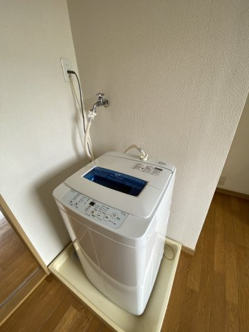 ビレッジ・ラ・フランスの設備|キッチン横に洗濯機置き場があります。（写真は別室につき現況優先）
