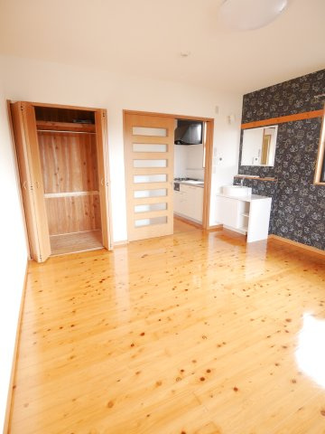 エル・モールKei２の居間・リビング|木目調の温かみがございます