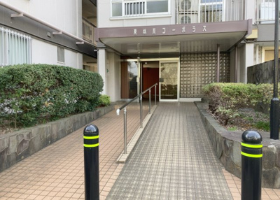 【エントランス】 | 東林間コーポラス | マンションのエントランスには、もともと風よけや防犯の役割がありますが、マンションによって宅配ボックスなどの設備が備わっている所もあります。日々の生活をイメージしながら生活しやすさをチェックしましょう。