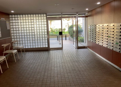 【受付】 | 東林間コーポラス | 受付はマンションコンシェルジュがいる場合もあれば、管理人が滞在する小部屋を総称して呼ぶことがあります。主にエントランスに設置されていることから、防犯面でも期待ができます。防犯設備がない場合はより安心！