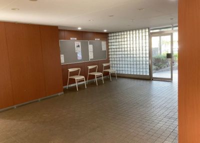 【ロビー】 | 東林間コーポラス | ロビーというと、エントランスと何がちがうの？と思いますよね。実はロビーとエントランスには明確な決まりはありません。物件によっては、エントランスを入って広がるある程度の広さのある空間がロビーとなります。