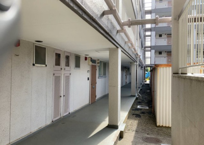 【その他共用部分】 | 東林間コーポラス | 共用部分は、一棟の建物に住む区分所有者全員が共同で所有するとし、共用部分の管理、補修などは、区分所有者で形成される管理組合が行います。個人の判断で勝手に変更することはできませんので覚えておきましょう。
