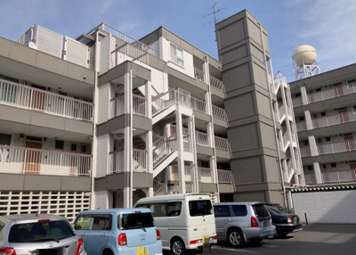 【設備】 | 東林間コーポラス | 共有部分は、住民なら誰もが使える設備のこと。例えば駐車場やエレベーター、インターネット設備、セキュリティ設備などがあります。他にも、マンションの廊下・外部階段やエントランス・ゴミ置き場などがあります。