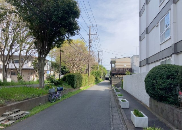 【外観】 | 東林間コーポラス | 隣家の土地はどうなっているのか、生活利便施設が近くにあるのか、学校まで近いかなど、お客様のライフスタイルにあわせたイメージが重要です。また、近くにあると困る施設が近くにないかも確認するといいでしょう。