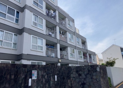 【現況写真】 | 東林間コーポラス | 景色重視でお家選ぶをするとスーパーが遠い！学校が遠い！など生活をするうえで利便性で困ることもあります。まず一度現地を見学する際に、周辺の施設などがあるかを確認し、暮らし始めた後のことを想像しましょう。