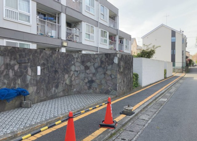 【構造・工法・仕様】 | 東林間コーポラス | ＲＣ造、Reinforced Concreteは直訳すると補強されたコンクリートです。主に柱や梁・床・壁が鉄筋とコンクリートで構成おり、鉄筋を組んだ型枠にコンクリートを流し込んで固めたものを指します。