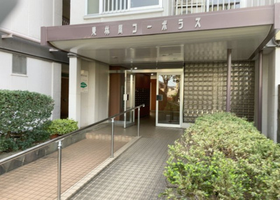 【玄関】 | 東林間コーポラス | 玄関は家の顔でもあり、家族以外の目にも止まる場所です。玄関は外との間を仕切る扉、靴などをしまっておく収納スペース、靴脱ぎのたたきスペース、来客とのやり取りをするドアホンなど複数のアイテムからなります。