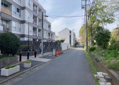 【外観】 | 東林間コーポラス | 外観はマンション管理がされているかの目安になります。築年数が古いと、壁面は劣化してひび割れが生じることも！建物が古びていても細かいところが修繕されていると、きちんと管理されているなぁと感じるでしょう。