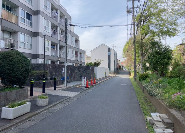 【外観】 | 東林間コーポラス | 外観はマンション管理がされているかの目安になります。築年数が古いと、壁面は劣化してひび割れが生じることも！建物が古びていても細かいところが修繕されていると、きちんと管理されているなぁと感じるでしょう。