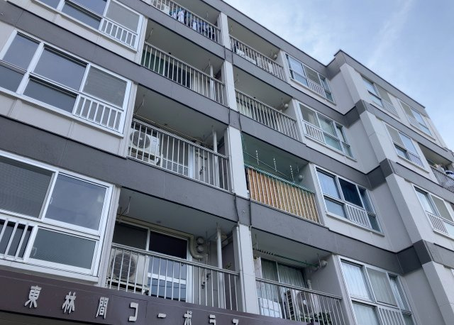 【バルコニー】 | 東林間コーポラス | 一般的なバルコニーは、奥行1.5ｍ程ですが、ワイルドバルコニーは2ｍまで広がっています。そのため洗濯物の間隔をあけ干すことができ、乾きやすいというメリットや、ガーデニングが楽しめる等の特徴があります。