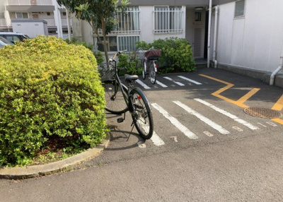 【駐車場】 | 東林間コーポラス | 車一台あたりに必要なスペースは、標準サイズの普通自動車で横幅2m50cm、長さ5mは必要になります。ただし、乗降のことも考慮して横幅3m30cm、長さ5m50cmほどは確保できるところを選びましょう。