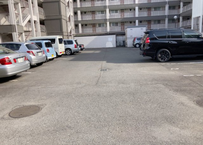 【駐車場】 | 東林間コーポラス | 駐車場と明記されていても、最小スペースでつくられた駐車場だと大型車は駐車できなかったり、出入りしにくくなったりする可能性があります。お車のサイズと購入したい物件の駐車場のサイズを現地で確認しましょう。