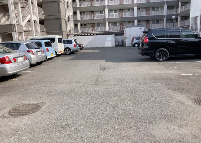 【駐車場】 | 東林間コーポラス | 駐車場と明記されていても、最小スペースでつくられた駐車場だと大型車は駐車できなかったり、出入りしにくくなったりする可能性があります。お車のサイズと購入したい物件の駐車場のサイズを現地で確認しましょう。