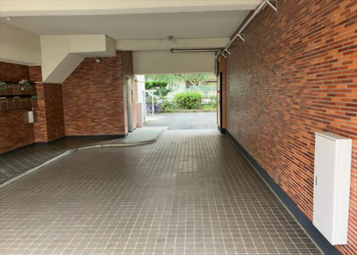 【庭】 | 敬和ハイツ | 物件によっては、入居者が個人的に使用できる専用庭がついているものもあります。また、住宅の中にある土間の部分を庭と呼ぶこともあります。庭の用途は住む人によって変わり、それによってデザインもさまざまです。