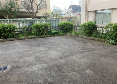 【中庭】 | 敬和ハイツ | 中庭（パティオ）とは、一つの建築物の内部に設けられた、壁などで囲われている庭のことを指します。コの字型、ロの字型が主流ですが、L字型の中庭もあります。最近では、インテリア性の高さからも人気があります。