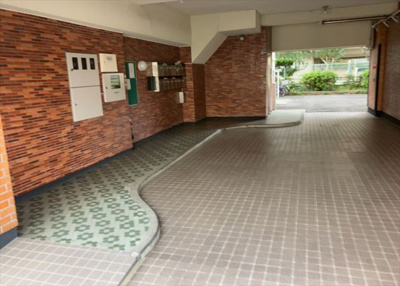 【エントランス】 | 敬和ハイツ | マンションのエントランスには、もともと風よけや防犯の役割がありますが、マンションによって宅配ボックスなどの設備が備わっている所もあります。日々の生活をイメージしながら生活しやすさをチェックしましょう。