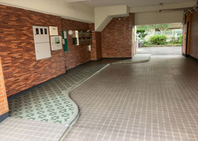 【エントランス】 | 敬和ハイツ | マンションのエントランスには、もともと風よけや防犯の役割がありますが、マンションによって宅配ボックスなどの設備が備わっている所もあります。日々の生活をイメージしながら生活しやすさをチェックしましょう。