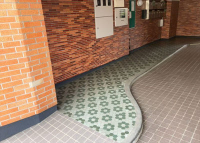 【ロビー】 | 敬和ハイツ | ラウンジは、マンションの共用スペースに椅子やテーブルなどを配置した利用者が寛げる空間です。屋内型ラウンジと屋外型ラウンジがあります。共用部分の管理状況と合わせて、詳細については現地でご確認ください。