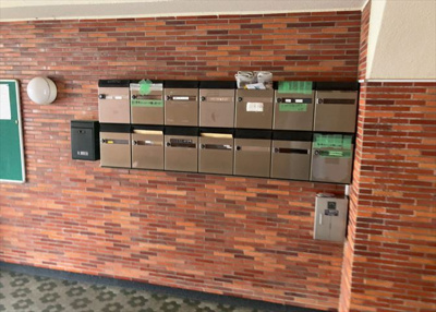 【設備】 | 敬和ハイツ | エントランス付近に設置されている集合ポストは、住んでいる部屋と離れているため、ポストをあさるなど誰かに何かされていても被害に気づきにくいです。入居する時には他人に特定されにくい番号で鍵をかけましょう！