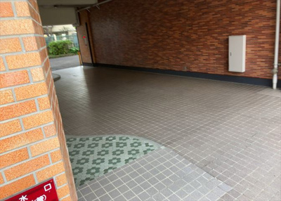 【ロビー】 | 敬和ハイツ | ロビーというと、エントランスと何がちがうの？と思いますよね。実はロビーとエントランスには明確な決まりはありません。物件によっては、エントランスを入って広がるある程度の広さのある空間がロビーとなります。