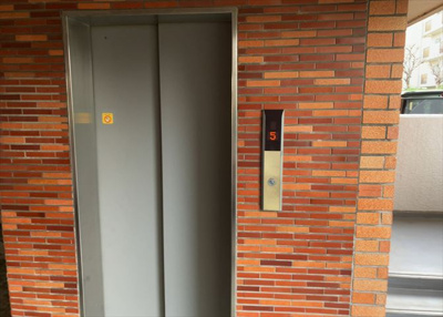 【設備】 | 敬和ハイツ | 共有部分は、住民なら誰もが使える設備のこと。例えば駐車場やエレベーター、インターネット設備、セキュリティ設備などがあります。他にも、マンションの廊下・外部階段やエントランス・ゴミ置き場などがあります。