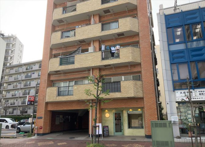 【構造・工法・仕様】 | 敬和ハイツ | ＲＣ造、Reinforced Concreteは直訳すると補強されたコンクリートです。主に柱や梁・床・壁が鉄筋とコンクリートで構成おり、鉄筋を組んだ型枠にコンクリートを流し込んで固めたものを指します。