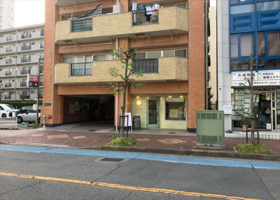 【構造・工法・仕様】 | 敬和ハイツ | ＳＲＣ造は強度や耐震性の面でもRC造と比べて優れています。そのため、10階建以上の高層または超高層マンションなどの建築にも多く採用されています。柱や梁などのサイズが小さくても高い耐震性を確保できます。