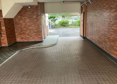 【玄関】 | 敬和ハイツ | 玄関は家の顔でもあり、家族以外の目にも止まる場所です。玄関は外との間を仕切る扉、靴などをしまっておく収納スペース、靴脱ぎのたたきスペース、来客とのやり取りをするドアホンなど複数のアイテムからなります。