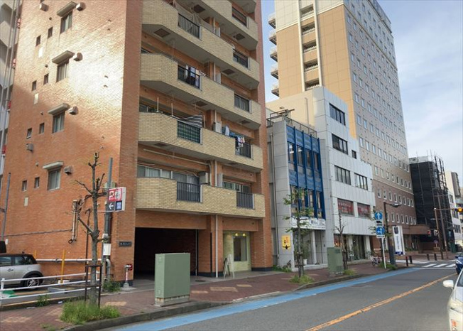 【外観】 | 敬和ハイツ | 外観はマンション管理がされているかの目安になります。築年数が古いと、壁面は劣化してひび割れが生じることも！建物が古びていても細かいところが修繕されていると、きちんと管理されているなぁと感じるでしょう。