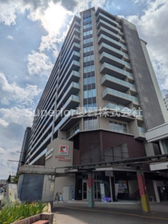 大津市春日町の中古マンションの外観|1階にはスーパーがあるので、駅だけではなく生活に便利です。