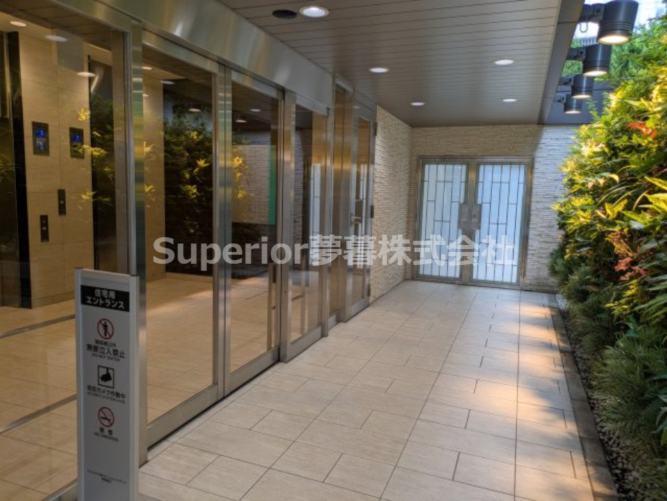 大津市春日町の中古マンションのエントランス|緑もありおしゃれなエントランスです