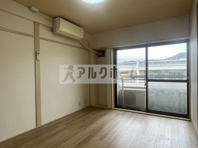 国分旭ヶ丘住宅1号棟の洋室