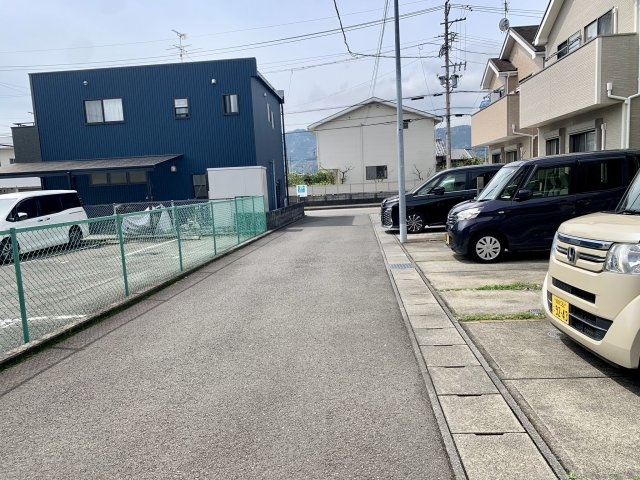 売中古戸建　静岡市駿河区下川原6丁目の前面道路含む現地写真|前面道路は幅員が4ｍです。