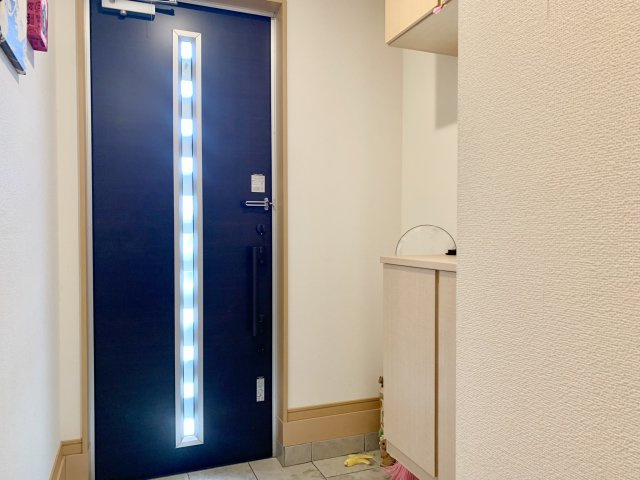 売中古戸建　静岡市駿河区下川原6丁目の外観|玄関はシンプルな作りです。