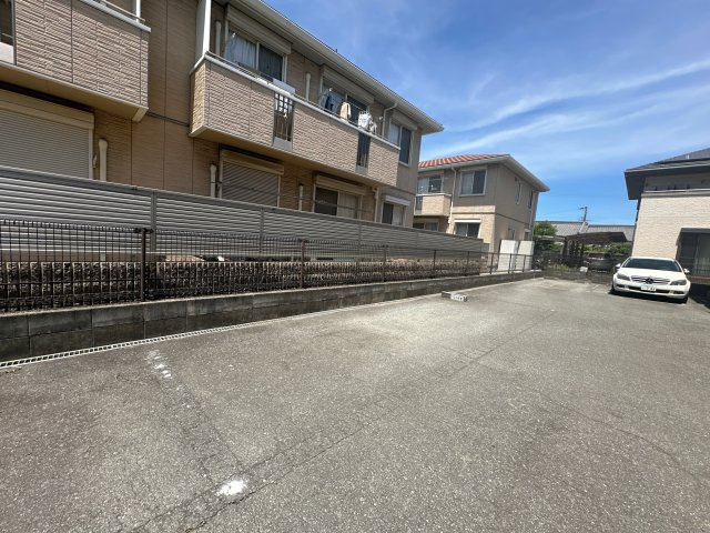 ローヤルライフの駐車場