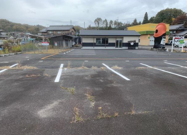 甲賀市信楽町勅旨の店舗の駐車場