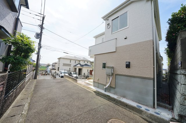 【横浜市保土ケ谷区上菅田町105-170新築戸建て】★仲介手数料無料★（上菅田小学校・上菅田中学校）の前面道路含む現地写真