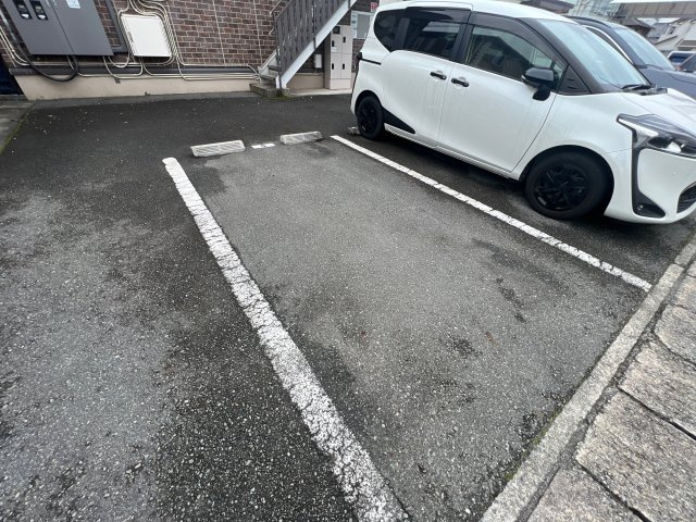 ダンディライオンの駐車場