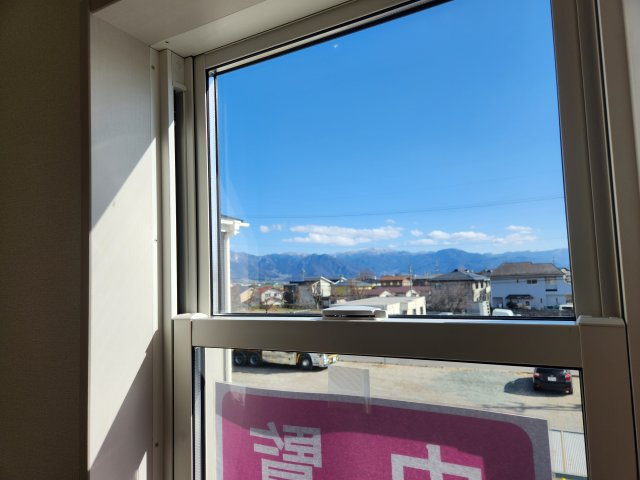 リーブルガーデン.S長野若槻東条第1の展望|2階の洋室からの景色
山が綺麗にご覧いただけます