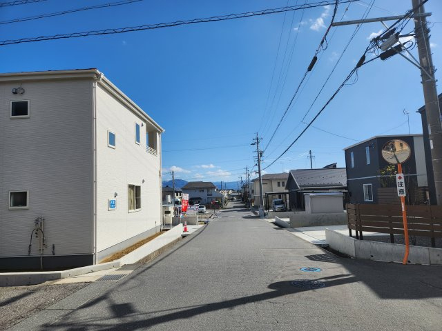 リーブルガーデン.S長野若槻東条第1の前面道路含む現地写真|物件横の道路は広く安心ですね
