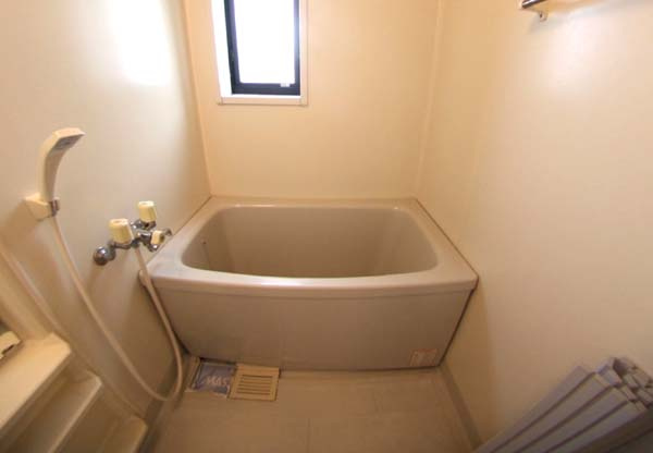 岸和田市額原町のハイツの浴室|お風呂で日々の疲れを落としましょう