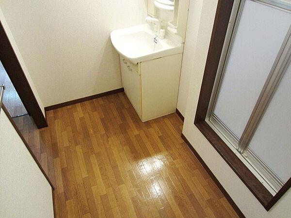 岸和田市額原町のハイツの独立洗面台|ゆったりとスペースのある洗面所